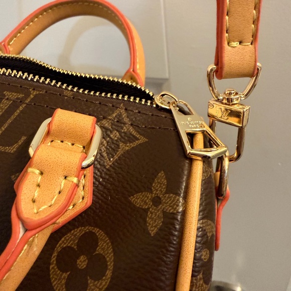 Luxury-Inspired| Crossbody - Picture 6 of 7